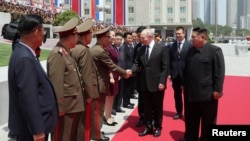 19일 북한을 방문한 블라디미르 푸틴 러시아 대통령이 평양 김일성 광장에서 공식 환영식에 참석하고 있다. 