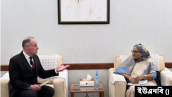 অক্সফোর্ড বিশ্ববিদ্যালয়ের ইনোস ইনস্টিটিউট অফ অ্যান্টিমাইক্রোবিয়াল রিসার্চের জীববিজ্ঞান বিভাগের পরিচালক অধ্যাপক টিমোথি ই ওয়ালশ (বামে), বাংলাদেশের প্রধানমন্ত্রী শেখ হাসিনার সঙ্গে গণভবনে সাক্ষাৎ করেন। ২৬ ফেব্রয়ারি, ২০২৩। 