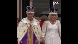 英国国王与王后在白金汉宫阳台向民众致意 