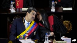 ARCHIVO - El presidente de Venezuela, Nicolás Maduro, a la izquierda, escucha a la presidenta de la Corte Suprema, Gladys Gutiérrez, durante una ceremonia que marca el inicio del año judicial en la Corte Suprema de Caracas, Venezuela, el 31 de enero de 2023.
