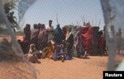 FILE - Wakimbizi wapya wa Somalia wakiwasili katika kambi ya Dadaab karibu na mpaka wa Kenya-Somalia, kaunti ya Garissa, Kenya, Jan. 17, 2023.