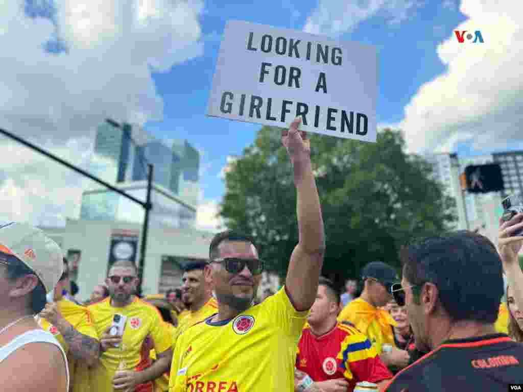 Hincha colombiano con pancarta que lee &quot;Buscando una novia&quot;.