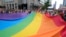 Para peserta pawai membawa bendera pelangi dalam pawai hak-hak LGBTQ tahunan di Warsawa, Polandia, 17 Juni 2023. (Foto: Czarek Sokolowski/AP Photo)