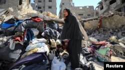 Местная жительница осматривает ущерб, нанесенный в районе Шеджайя после наземной операции израильской армии в восточной части города Газа, 10 июля 2024 года.