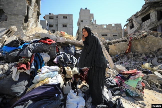 Seorang perempuan Palestina memeriksa kerusakan, setelah pasukan Israel mundur dari lingkungan Shejaiya setelah operasi darat, di bagian timur Kota Gaza, 10 Juli 2024. (Dawoud Abu Alkas/REUTERS)
