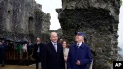 El presidente Joe Biden recorre el castillo de Carlingford con Micheál Martin, Tánaiste de Irlanda, en el condado de Louth, Irlanda, el miércoles 12 de abril de 2023. (Foto AP/Patrick Semansky)