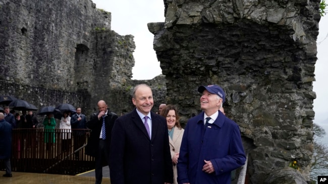 El presidente Joe Biden recorre el castillo de Carlingford con Micheál Martin, Tánaiste de Irlanda, en el condado de Louth, Irlanda, el miércoles 12 de abril de 2023. (Foto AP/Patrick Semansky)