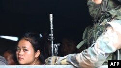 ভারতের উত্তর-পূর্বাঞ্চলীয় রাজ্য মণিপুরে জাতিগত সহিংসতা থেকে পালিয়ে আসা লোকজনকে অস্থায়ী আশ্রয়ে সরিয়ে নিচ্ছে সেনাবাহিনী। (৭ মে, ২০২৩)