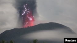 Petir muncul di tengah badai saat Gunung Ibu memuntahkan material vulkanik di Halmahera Barat, Maluku Utara, 18 Mei 2024. (Foto: PVMBG via REUTERS)