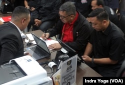Tim kuasa hukum Paslon Presiden dan Wakil Presiden Nomor Urut 02, Ganjar pranowo dan Mahfud MD mendaftarkan PHPU ke Mahkamah Konstitusi pada Sabtu (23/3) di Jakarta. (VOA/IndraYoga)