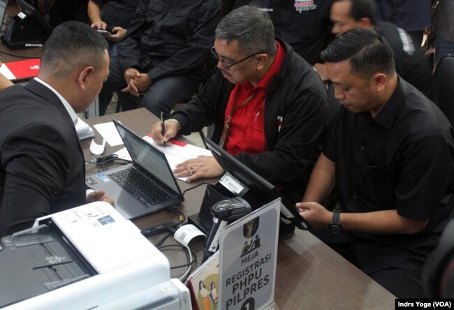 Tim kuasa hukum Paslon Presiden dan Wakil Presiden Nomor Urut 02, Ganjar pranowo dan Mahfud MD mendaftarkan PHPU ke Mahkamah Konstitusi pada Sabtu (23/3) di Jakarta. (VOA/IndraYoga)