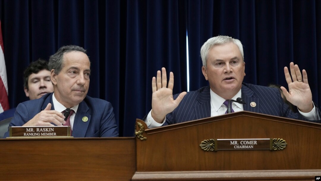 El presidente del Comité de Supervisión, James Comer, con las manos en alto, habla durante la audiencia de investigación de juicio político del Comité de Supervisión de la Cámara de Representantes contra el presidente Joe Biden, el 28 de septiembre de 2023, en Washington.