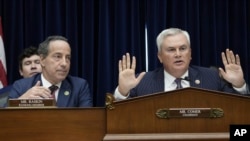 El presidente del Comité de Supervisión, James Comer, con las manos en alto, habla durante la audiencia de investigación de juicio político del Comité de Supervisión de la Cámara de Representantes contra el presidente Joe Biden, el 28 de septiembre de 2023, en Washington.