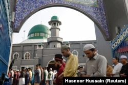 Umat muslim melakukan salat Ied berjamaah, menandai berakhirnya bulan suci Ramadhan, di Kuala Lumpur, Malaysia, 22 April 2023. (Foto: REUTERS/Hasnoor Hussain)