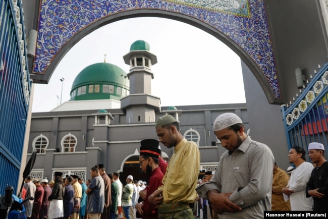 Umat muslim melakukan salat Ied berjamaah, menandai berakhirnya bulan suci Ramadhan, di Kuala Lumpur, Malaysia, 22 April 2023. (Foto: REUTERS/Hasnoor Hussain)