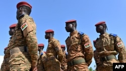 Des soldats burkinabé participent à une cérémonie de clôture d'un entraînement militaire à Jacqueville, en Côte d'Ivoire, le 14 mars 2023.