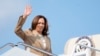 Potpredsjednica Kamala Harris maše dok se ukrcava na Air Force Two dok polazi iz regionalnog aerodroma Westfield-Barnes u Westfieldu, Massachusetts, 27. jula 2024.