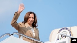 Potpredsjednica Kamala Harris maše dok se ukrcava na Air Force Two dok polazi iz regionalnog aerodroma Westfield-Barnes u Westfieldu, Massachusetts, 27. jula 2024.