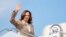 Potpredsjednica Kamala Harris maše dok se ukrcava na Air Force Two dok polazi iz regionalnog aerodroma Westfield-Barnes u Westfieldu, Massachusetts, 27. jula 2024.