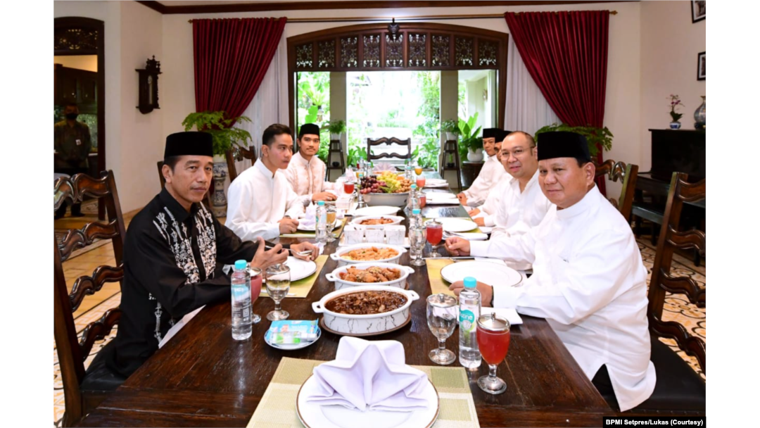 Presiden Jokowi menerima Menteri Pertahanan Prabowo Subianto pada hari pertama Lebaran di kediamannya di Solo, Jawa Tengah. (Foto: Courtesy/BPMI Setpres/Lukas via website presidenRi.go.id)