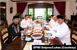 Presiden Jokowi menerima Menteri Pertahanan Prabowo Subianto pada hari pertama Lebaran di kediamannya di Solo, Jawa Tengah. (Foto: Courtesy/BPMI Setpres/Lukas via website presidenRi.go.id)