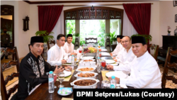 Presiden Jokowi menerima tamu Menteri Pertahanan Prabowo Subianto pada hari pertama Lebaran di kediamannya. Warganet memberikan tanggapan negatif terhadap langkah Jokowi yang mengundang enam pimpinan parpol untuk membahas koalisi. (Foto: BPMI Setpres/Lukas)