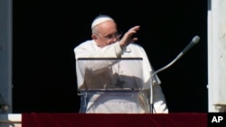 El papa Francisco saluda durante la oración del Ángelus del mediodía desde la ventana de su estudio con vista a la Plaza de San Pedro, en el Vaticano, el domingo 17 de diciembre de 2023. (Foto AP/Alessandra Tarantino)