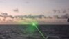 남중국해에서 중국 해양경비대 함정이 필리핀 해양경비대 선박에 레이저를 쏘고 있다. (자료사진)