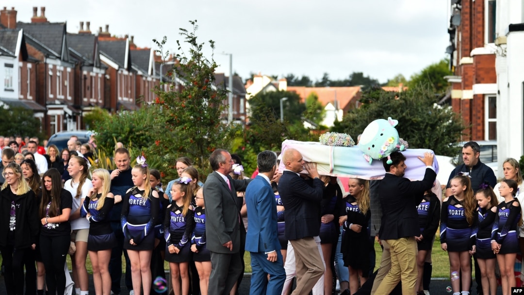 Peti yang membawa jenazah korban penikaman di Southport, Elsie Dot Stancombe, tiba di Gereja St John di Birkdale, dekat Southport, Inggris, dalam prosesi pemakaman pada 23 Agustus 2024. (Foto: AFP/Peter Powell)