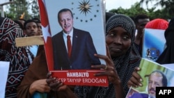 Somalis celebrate the victory of Turkish President Recep Tayyip Erdogan after he won the presidential run-off election during the celebrations organized by the government in Mogadishu, May 29, 2023. 