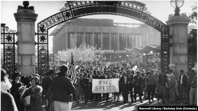 ARCHIVO - Estudiantes de la Universidad de Berkeley se manifiestan en 1964 contra las restricciones y en favor de la libertad de expresión en medio de un movimiento social en todo EEUU contra la segregación racial y la guerra de Vietnam.