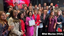 Peruanos destacados en diferentes rubros fueron los homenajeados durante la celebración del Día de los Peruanos en el Exterior celebrado en Virginia, el 24 de octubre. [Foto: Mitzi Macias, VOA].