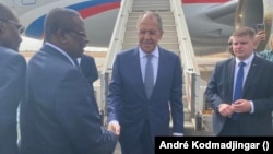 Rossiya Tashqi Ishlar vaziri Sergey Lavrov (markazda) Chadga tashrif buyurmoqda.