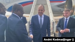 Le chef de la diplomatie russe Sergueï Lavrov accueillie par son collègue tchadien Abdéraman Koulamallah. (VOA/André Kodmadjingar).