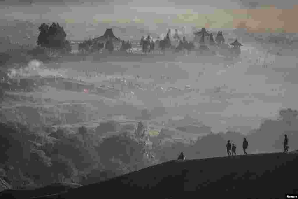 Luhur Poten Temple is surrounded by dust as Tenggerese Hindu worshippers and villagers gather at Mount Bromo&#39;s crater to throw their offerings, during the Yadnya Kasada festival in Probolinggo, East Java, Indonesia. REUTERS/Willy Kurniawan