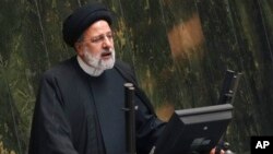 Presiden Ebrahim Raisi menuduh musuh-musuh Iran berada di balik insiden keracunan yang menimpa para siswi sekolah-sekolah di Iran. 