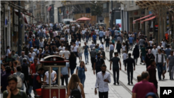 Uzmanlar, halkın günlük yaşamlarında ödediği dolaylı vergilerin vergi adaletsizliğine neden olduğu görüşünde.