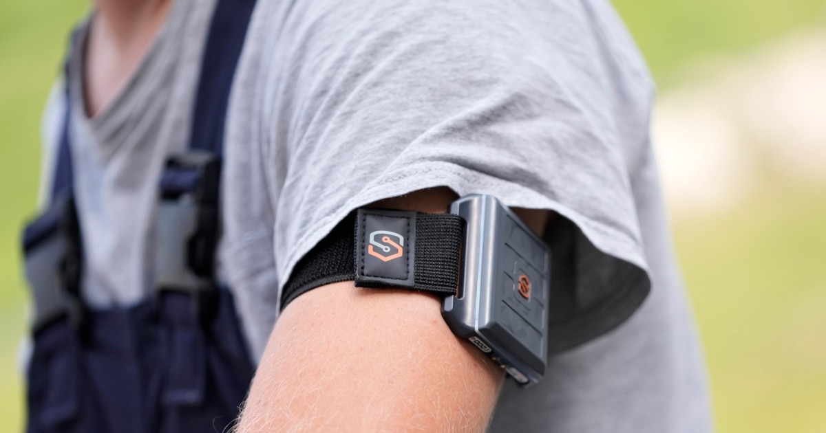 Wearable Inflation System Employers Use Wearable Devices to Measure Workers’ Temperature