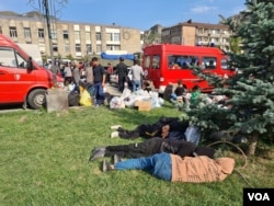 Refugees arrive in Goris, Armenia, exhausted, with many driving for up to 48 hours a distance of only about 100 kilometers, on Sept. 29, 2023. (Heather Murdock/VOA)
