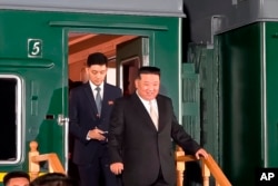 지난해 9월 김정은 북한 국무위원장이 전용열차로 러시아 하산 역에 도착한 후 현지 관리들의 환영을 받고 있는 모습.