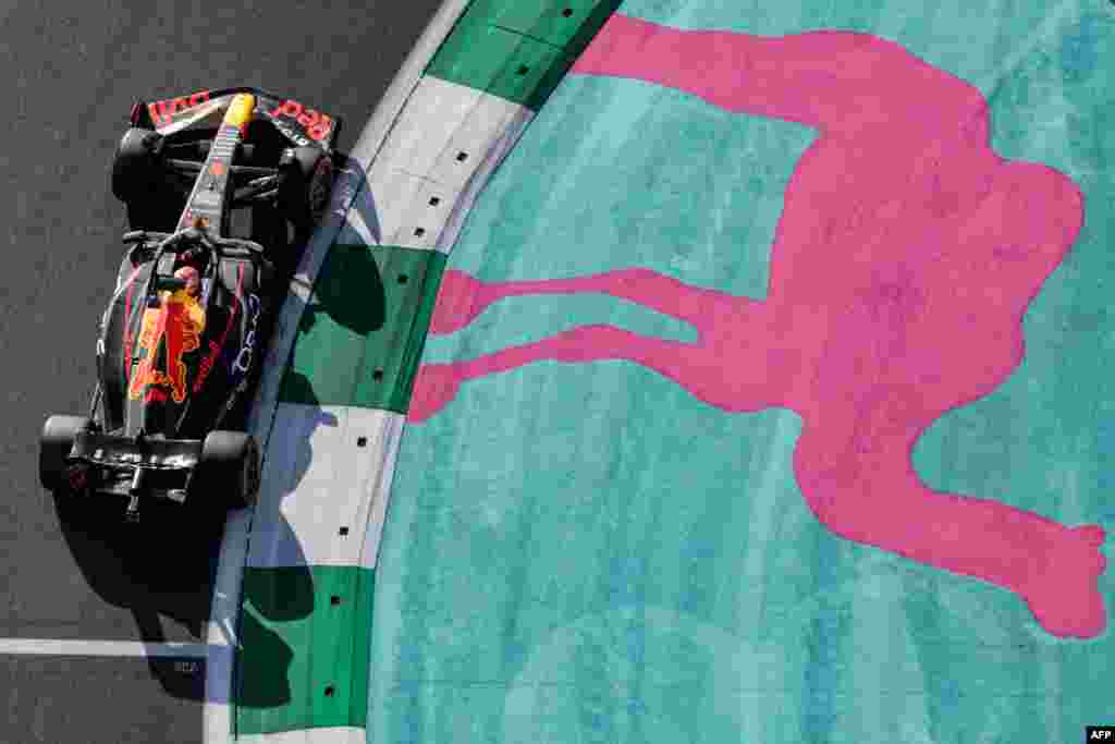Pembalap tim Red Bull Racing dari Belanda, Max Verstappen, mengemudi selama sesi latihan pertama di Sirkuit Corniche Jeddah, menjelang Grand Prix Formula Satu Arab Saudi 2023.