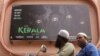 Pengendara motor melintas di depan poster film "The Kerala Story" yang terpampang di luar bioskop di Mumbai, India, 9 Mei 2023. (Foto: Francis Mascarenhas/Reuters)