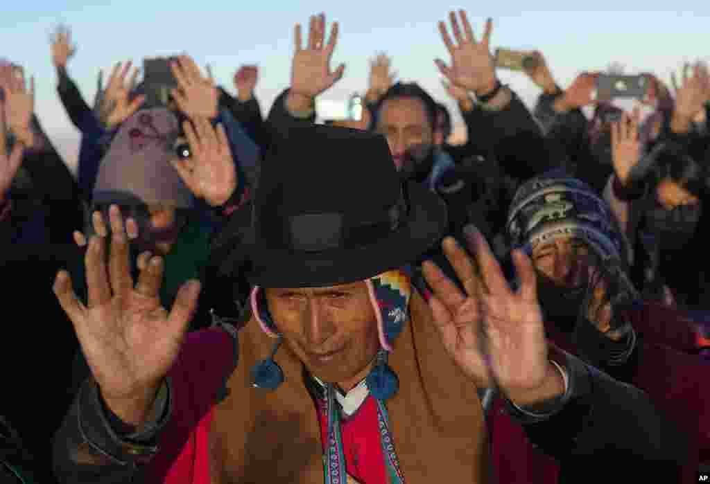 مردم بومی آیمارا&nbsp; در مراسم سال نو در کوه مقدس آپاچتا مورموتانی در حومه هامپاتوری، بولیویا