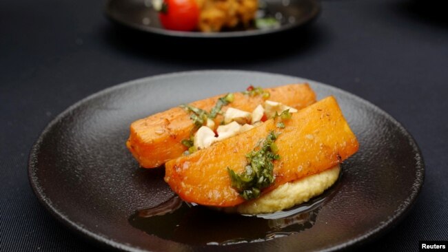 Salah satu menu makanan yang dibuat oleh Charles Guilloy, Chef Eksekutif untuk Olimpiade Paris, disajikan di kantin atlet di Paris, Prancis, 30 April 2024. (Foto: Lucien Libert/Reuters)