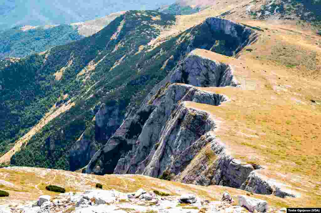 Солунска глава, 2.540 метри надморска висина. Врв од кој се гледа речиси целата држава, но и загадувањето надвиснато над скопската котлина