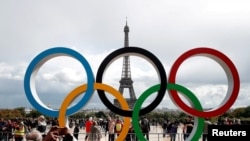 Biểu tượng Olympic gần tháp Eiffel ở Paris, Pháp.