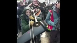 法国民众抗议马克龙政府的退休改革 