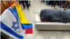 Banderas de Israel y Colombia pueden verse el 12 de octubre de 2023 frente a los restos de la colombiana Ivonne Rubio, muerta tras el ataque de Hamás al festival Nova, al comienzo de la incursión del grupo militante a territorios israelíes cercanos a la Franja de Gaza. 