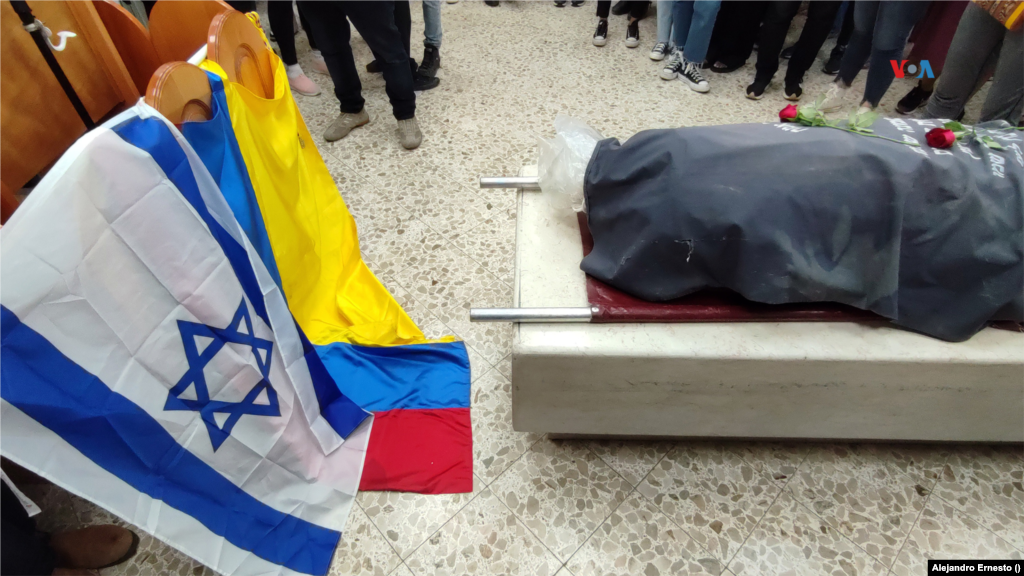 Las banderas de Israel y Colombia pueden verse el 12 de octubre de 2023 frente a los restos de la colombiana&nbsp;Ivonne Rubio, muerta tras el ataque de Hamás al festival Nova, al comienzo de la incursión del grupo militante a territorios israelíes cercanos a la Franja de Gaza.&nbsp;