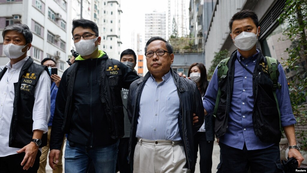 香港警察拘捕香港著名民主人士何俊仁。（2023年3月21日）(photo:VOA)
